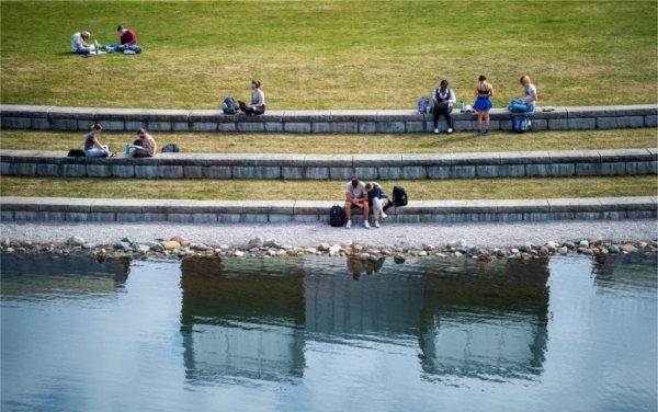学生们在大学校园的池塘边学习和放松. 